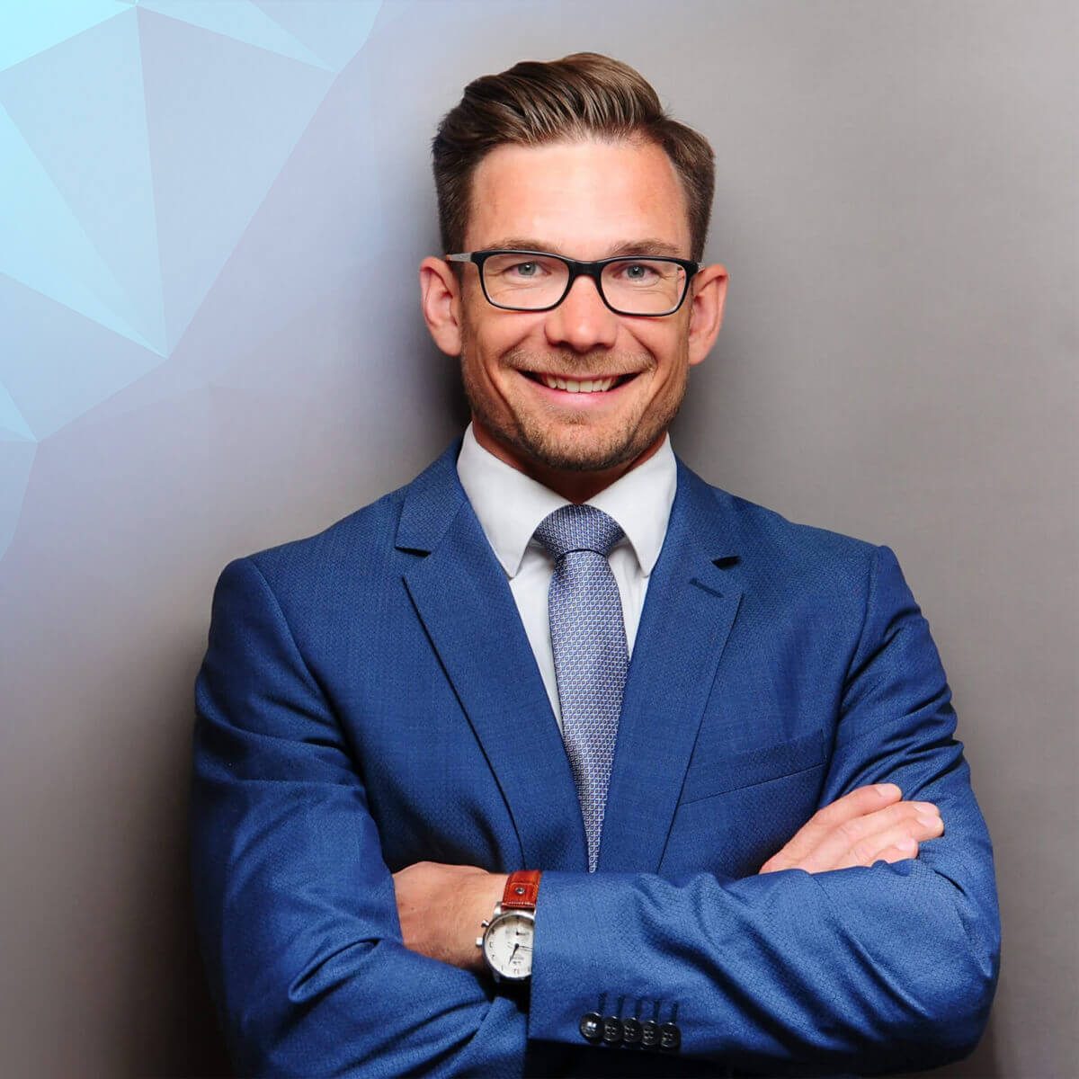 Falko Nowak mit verschränkten Armen