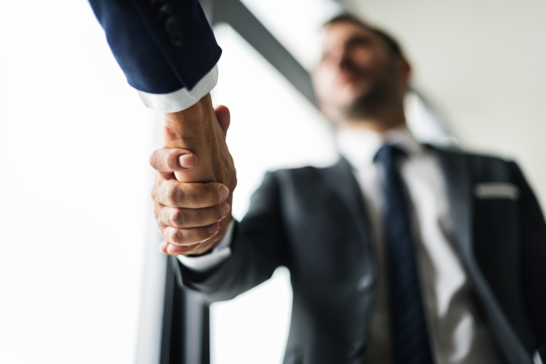 Handschlag bei Verhandlung – symbolisiert Einigung und abgeschlossene Abmachung