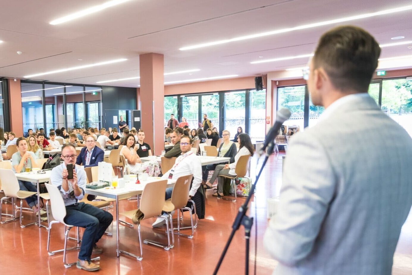Keynote Speaking Vertrieb und Verhandeln – Vortrag über erfolgreiche Verkaufsstrategien, Rhetorik und Verhandlungstechniken für Unternehmerinnen, Führungskräfte und Teams.