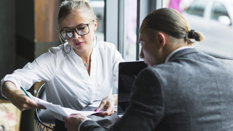 Verhandeln in Besprechungen – erfolgreiche Strategien und praxisnahe Techniken anwenden