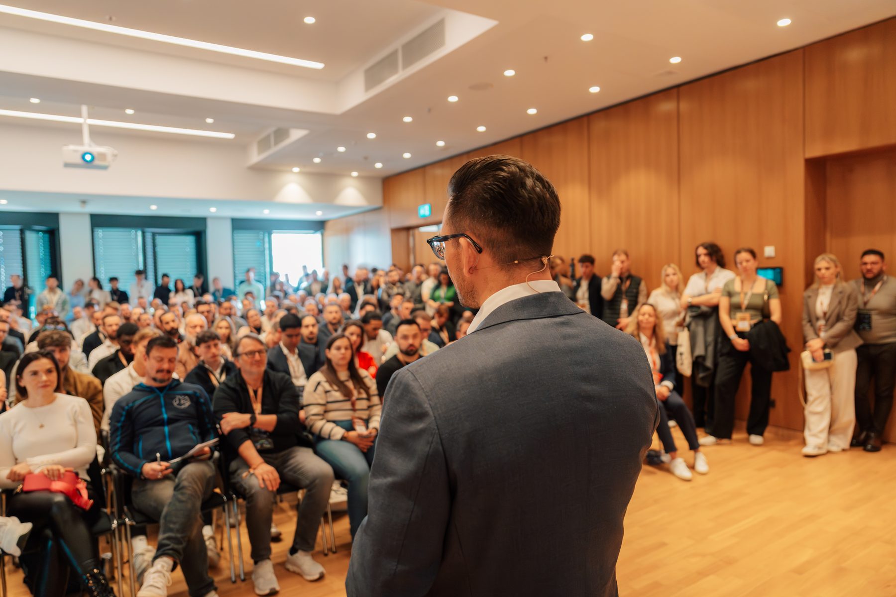 Falko Nowak vor vollem Saal