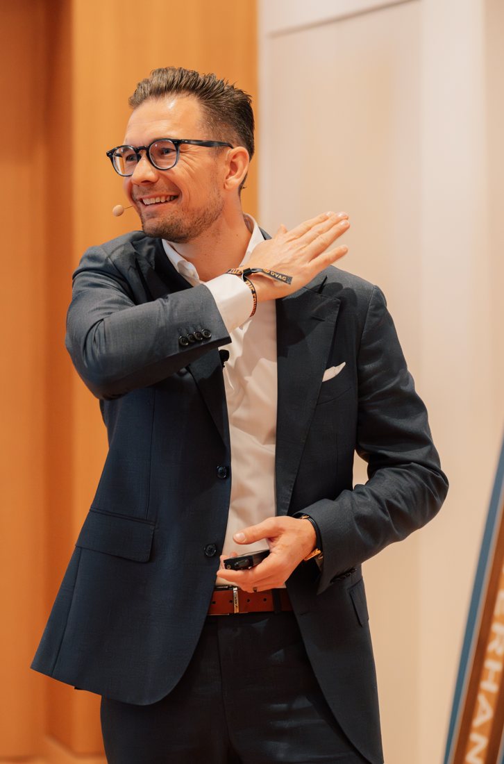 Falko Nowak, Verhandlungsführer, auf der Bühne