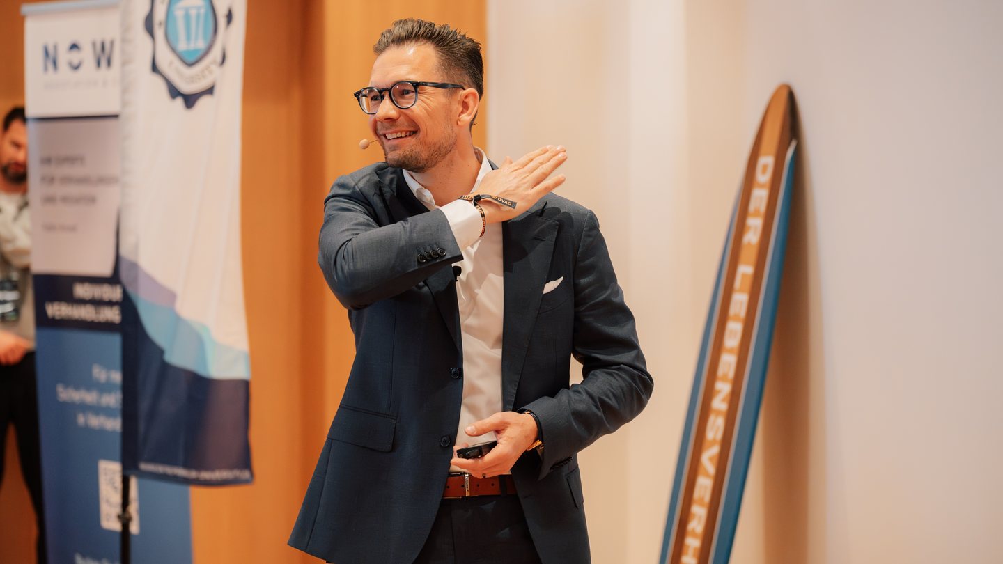 Falko Nowak auf der Bühne – Videovorschau zum Webinar
