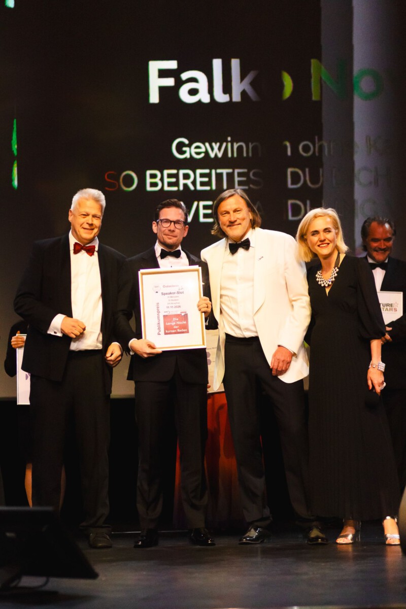 Falko Nowak erhält den Publikumspreis für die Keynote Gewinn ohne Kampf